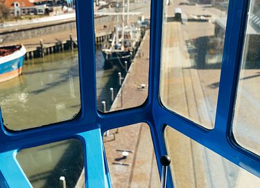 Spending the night in a rotating dock crane - 6