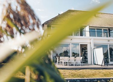 Rietgedekte villa met uitzicht over het meer - 36