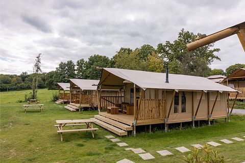 Belle tente de glamping dans la forêt en France - 3