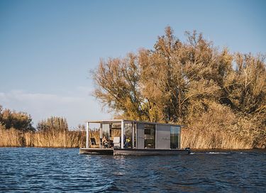 Luxury houseboat in nature reserve - 1