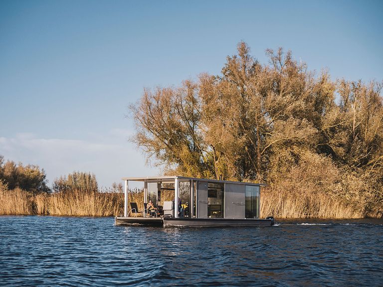 Luxury houseboat in nature reserve - 1