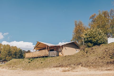 Tente safari de luxe avec bain à remous au bord d'un lac - 4