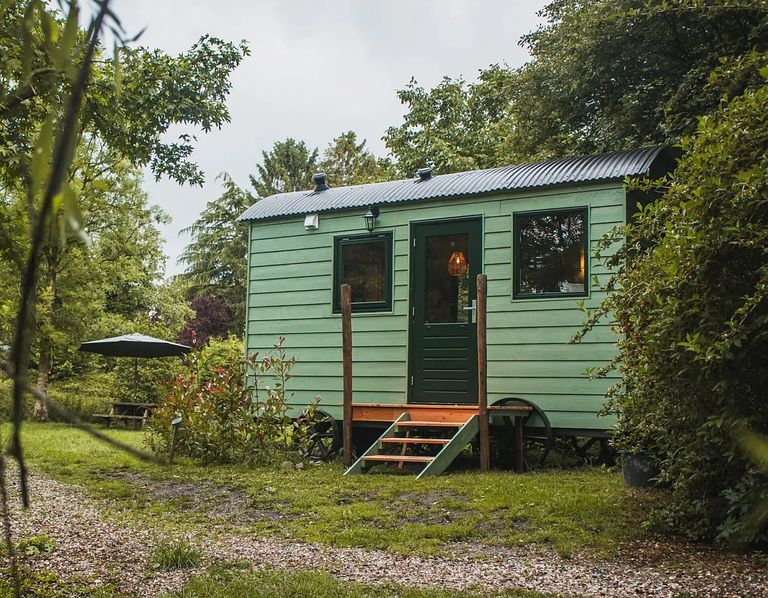 Handgefertigte Hirtenhütte in einem Parkgarten - 1