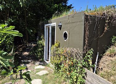 La hutte et son dôme au bord de l’étang  - 2