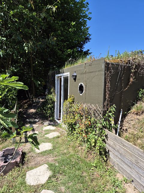 La hutte et son dôme au bord de l’étang  - 2