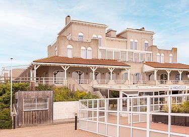 6-person apartment with balcony and view