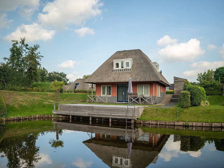 Detached 4-person waterfront bungalow - 1