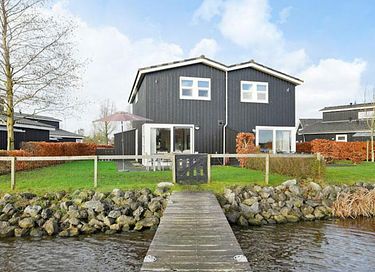 Ferienhaus an einem See in Friesland
