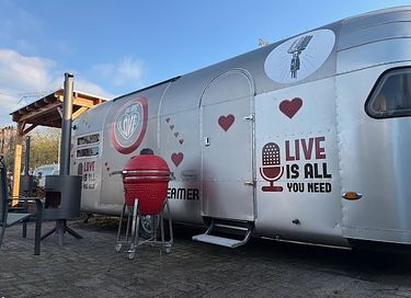 Slapen in de 'All You Need Is Love caravan' - 16
