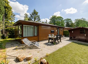 Winzige Lodge mit Terrasse inmitten des Waldes
