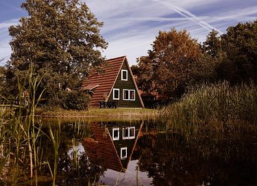 Knus huisje aan een visvijver in het groen - 11