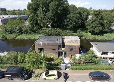 Modern design houseboat in quiet area - 2