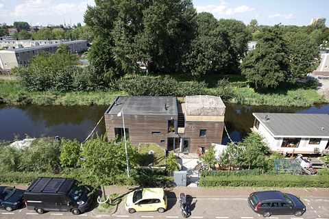 Modern design houseboat in quiet area - 2