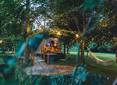 Prive glamping dome met hottub in natuur