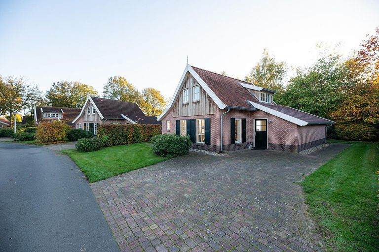 Vakantiehuis met trampoline en royale tuin - 1