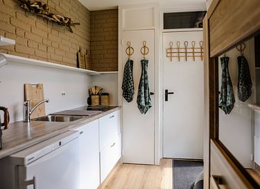 Attractive cottage for 4 right by the water - 10