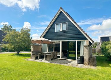 Attractive holiday home 3.5 km from the sea