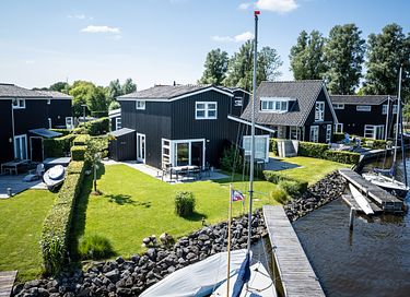 Holiday home (6p) with private jetty