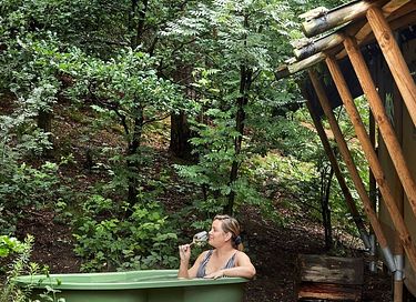 Safarizelt mit privatem Whirlpool im Wald