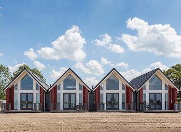4-person beach house on a Frisian lake