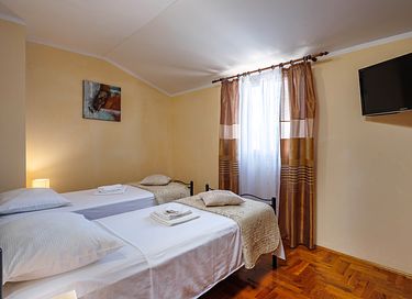 Large villa with private pool and spacious garden - 23