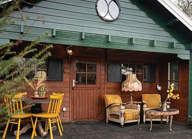 Magisches Holzhaus inmitten von Tieren