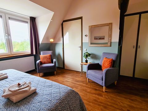 Chambre confortable avec salle de bain privée et vue - 4