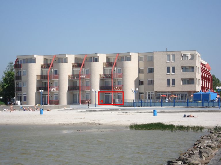 Stylish accommodation overlooking the water - 1