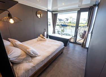 Romantisches Tiny House auf dem Wasser