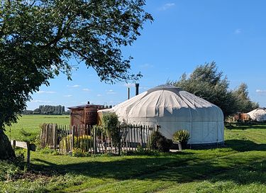 Knusse yurt met houtkachel en privé sanitair