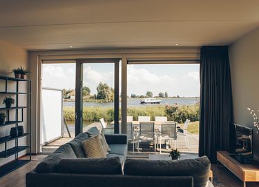 Rietgedekte villa met uitzicht over het meer - 7