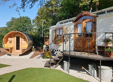 Romantic wagon with luxury private spa - 4