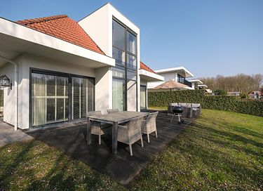 Maison moderne avec ponton au bord de l'eau - 16