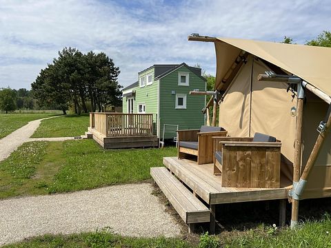 Kleurrijk tinyhouse met safari-slaaptent - 2