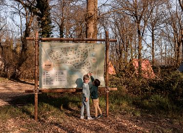 Familietent op camping in levendige omgeving - 9