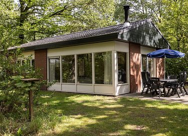 Vrijstaande bungalow in bosrijke omgeving