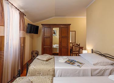 Large villa with private pool and spacious garden - 22