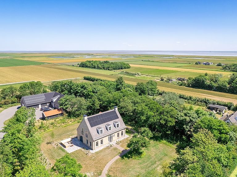 Spacious villa with garden on Texel - 1