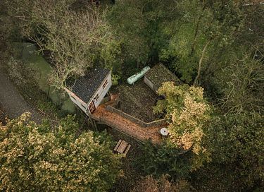 L'arbre a cabane avec un balcon dans un environnement naturel - 30