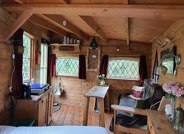 Tree house with balcony within nature - 19