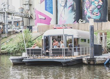 Bateau de conception unique et durable pour 5 personnes. - 2