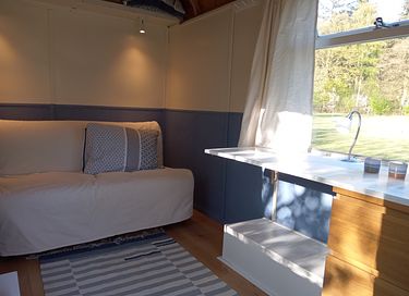 Cozy gipsy wagon in rural setting - 4