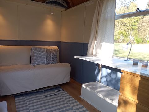 Cozy gipsy wagon in rural setting - 4