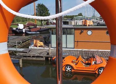 Stay on a luxury houseboat with a slide - 19