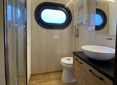 Overnachten op een luxe ingerichte houseboat - 10