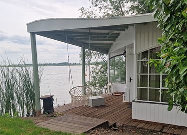 Nature cottage right on the water