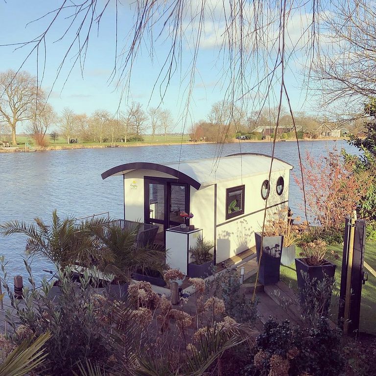Cozy houseboat on the water in Gelderland - 1