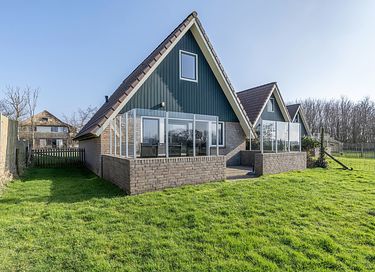 Vrijstaande bungalow met omheinde tuin