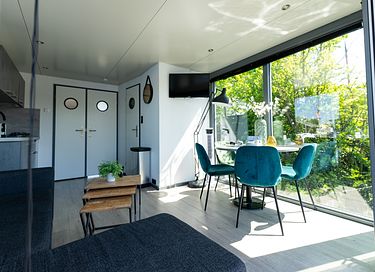 Houseboat op het water met mooi uitzicht  - 9