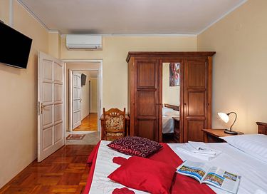 Large villa with private pool and spacious garden - 31